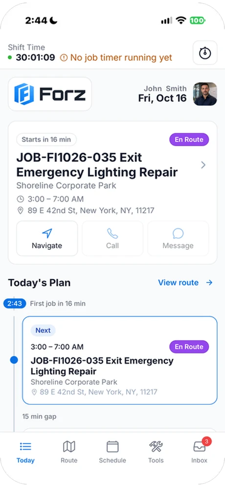 Pantalla real de Forz con el próximo trabajo, botones para navegar, llamar o enviar mensaje y el plan del día